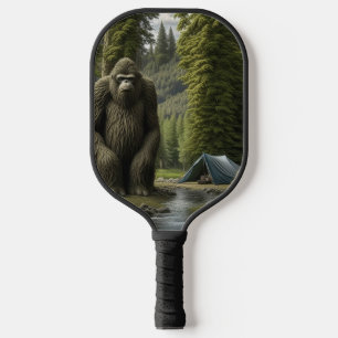 Raquette De Pickleball Immense Bigfoot assis à côté de Tente in the Woods