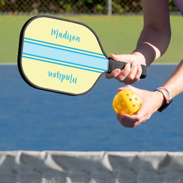 Raquette De Pickleball Jaune rétro et bleu ciel rayé - Monogramme (Insitu)