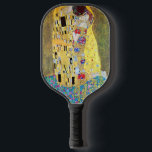 Raquette De Pickleball Le baiser de Gustav Klimt, Art Nouveau Vintage<br><div class="desc">Le Kiss (Der Kuss) (1907/08) de Gustav Klimt est probablement son oeuvre la plus célèbre. Klimt a commencé à y travailler en 1907 et c'est le point culminant de sa soi-disant "période d'or". The Kiss est une vintage peinture d'amour et d'amour de l'époque victorienne Symbolisme mettant en vedette un couple...</div>