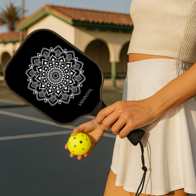 Raquette De Pickleball Mandala noir et blanc chaud avec nom décoratif (Créateur téléchargé)