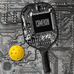 Raquette De Pickleball Microchip Black et White Geeky Custom<br><div class="desc">Photo détaillée d'une carte pcb avec micropuce. Couleurs principales du circuit imprimé : noir et blanc. Nom à personnaliser.</div>