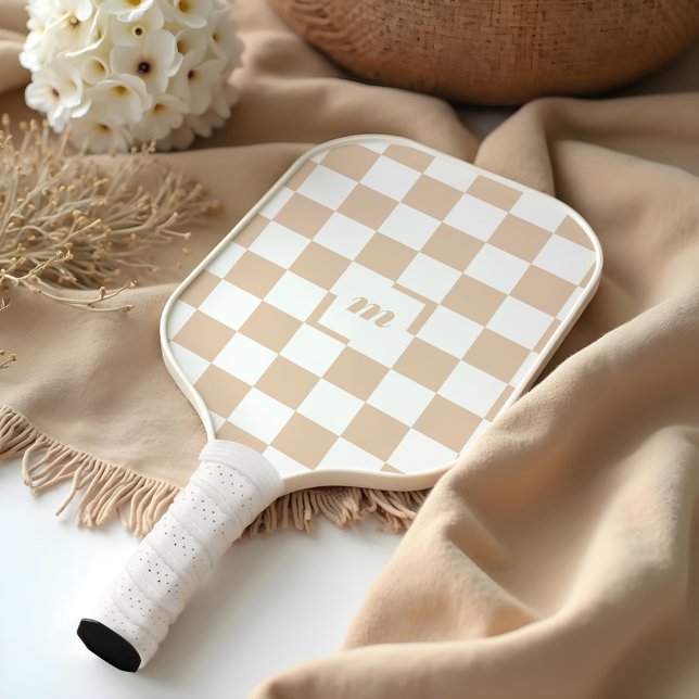 Raquette De Pickleball Moderne Retro À damiers Motif Personnalisé Monogra (Modern Retro Chequered Pattern Custom Monogram Tan Pickleball Paddle)