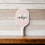 Raquette De Pickleball Monogramme Brush Calligraphie Blush rose<br><div class="desc">monogramme de serif gras combiné avec calligraphie manuscrite brosse.</div>