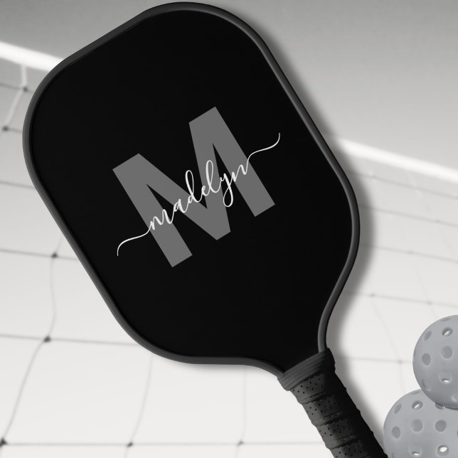 Raquette De Pickleball Monogramme de nom de script moderne gras personnal (Personalized Modern Bold Script Name Monogram Pickleball Paddle)