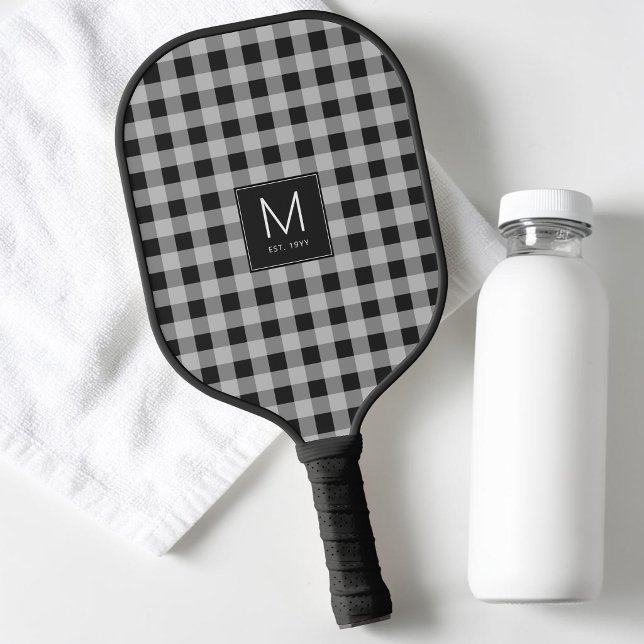 Raquette De Pickleball Monogramme Gingham Noir & Blanc Moderne Établie (Modern Black & White Gingham Monogram Established Pickleball Paddle)