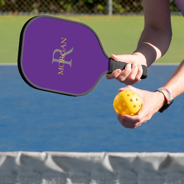 Raquette De Pickleball Monogramme gris et nom or sur Royal Purple (Insitu)