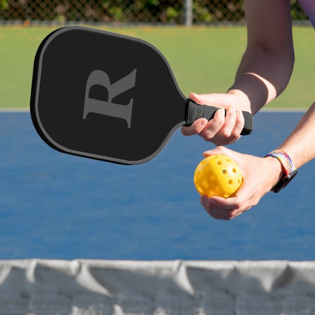 Raquette De Pickleball Monogramme initiale élégant noir et gris (Insitu)