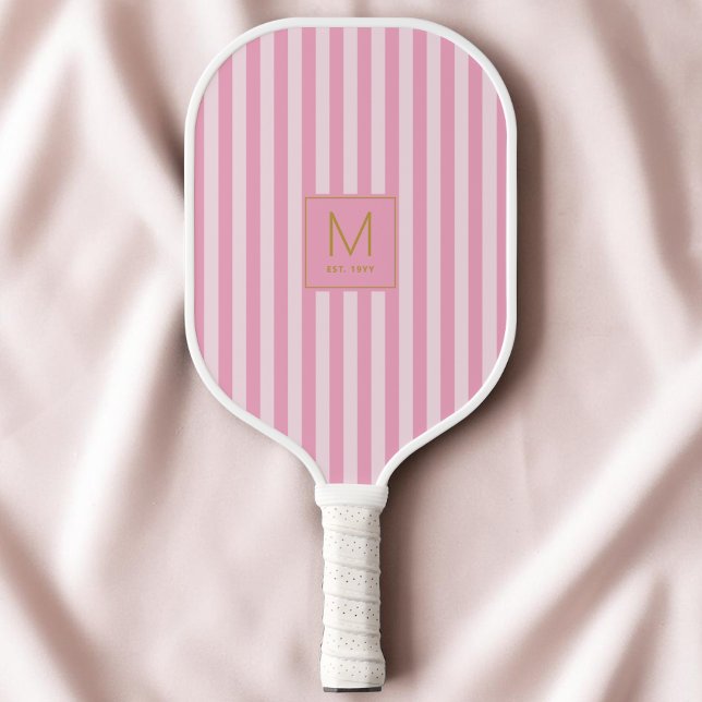 Raquette De Pickleball Monogramme Initiale Moderne Doré Rayures Rose Élég (Preppy Pink Striped Modern Gold Initial Monogram Pickleball Paddle)