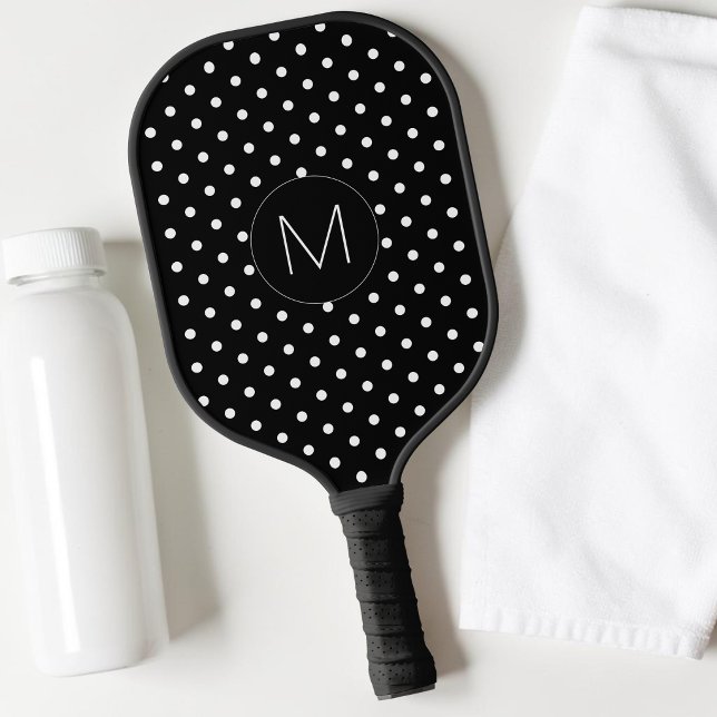 Raquette De Pickleball Monogramme moderne à pois noir et blanc (Modern Black and White Simple Monogram Polka Dot Pickleball Paddle)