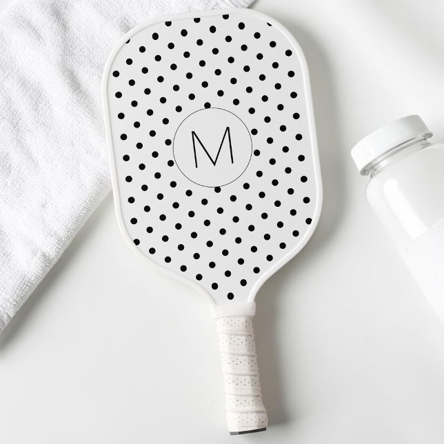 Raquette De Pickleball Monogramme moderne à pois noir et blanc (Modern Black and White Initial Monogram Polka Dot Pickleball Paddle)