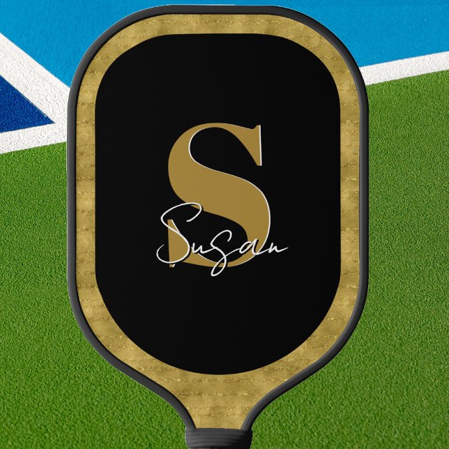 Raquette De Pickleball Monogramme moderne personnalisé Nom du script (Pickleball paddle that is elegant and stylish. Gold and black monogrammed design. )