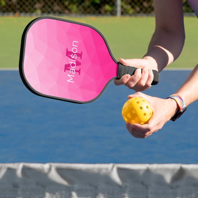 Raquette De Pickleball Monogramme Motif à maillage géométrique rose chaud (Insitu)