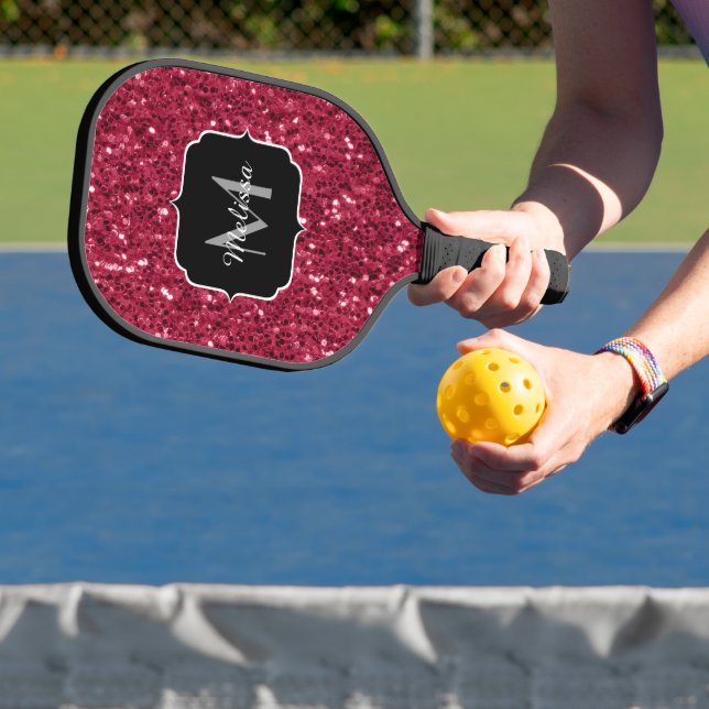 Raquette De Pickleball Monogramme rose foncé magenta faux scintillants (Insitu)