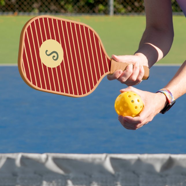 Raquette De Pickleball Monogramme Rouge et motif de bandes d'or (Insitu)