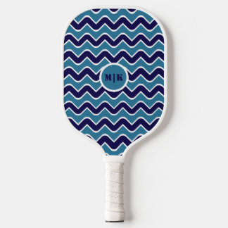 Raquette De Pickleball Motif de lignes Wavy rétro en bleu avec initiales