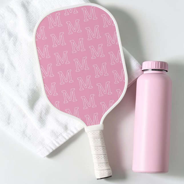 Raquette De Pickleball Motif de monogramme initial rose et blanc moderne (Modern Pink and White Initial Monogram Pattern Pickleball Paddle)