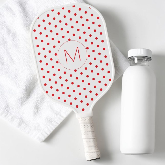 Raquette De Pickleball Motif moderne à pois rouges, monogramme initial mi (Modern Red Polka Dot Pattern Cute Initial Monogra Pickleball Paddle)