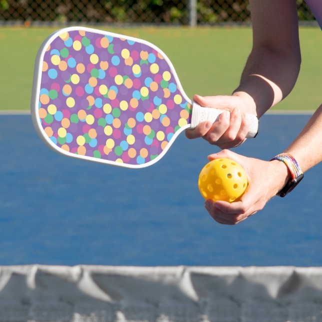 Raquette De Pickleball Motif Polka-Dots multicolores sur violet (Insitu)