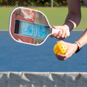 Raquette De Pickleball Mur coloré avec porte bleue