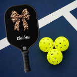Raquette De Pickleball Nom de l'arc léopard noir<br><div class="desc">Arrière - plan noir,  décoré d'un arc avec empreinte de léopard. Arrière - plan rose pâle. Personnalisez et ajoutez votre nom. Texte blanc.</div>