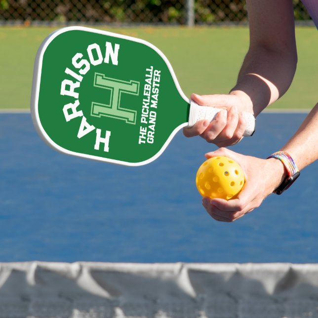 Raquette De Pickleball Nom de monogramme personnalisé vert initial et équ (Insitu)