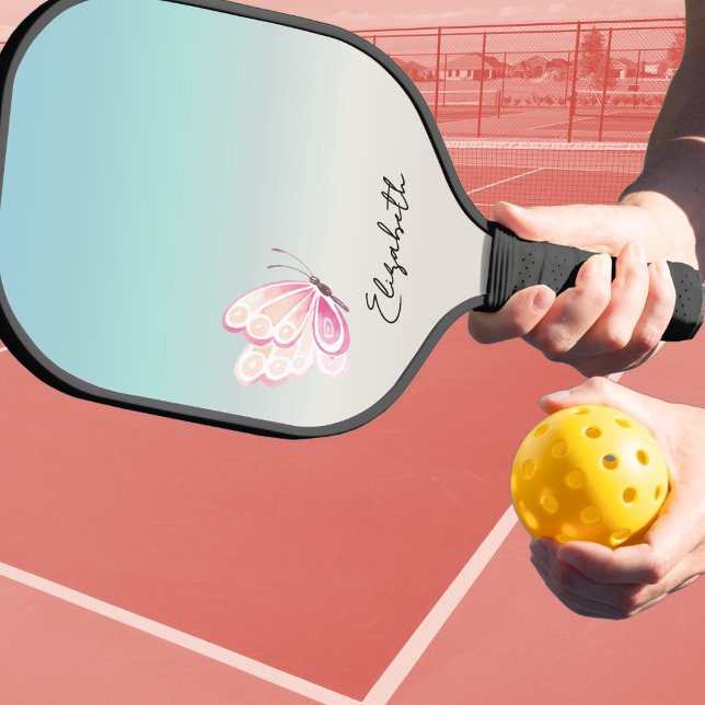 Raquette De Pickleball Nom de papillon personnalisé Monogramme (Pickleball monogrammed name paddle. Elegant butterfly and stylish for dinking all day long. Players)