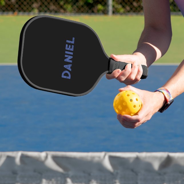 Raquette De Pickleball Nom personnalisé bleu sur le noir (Insitu)