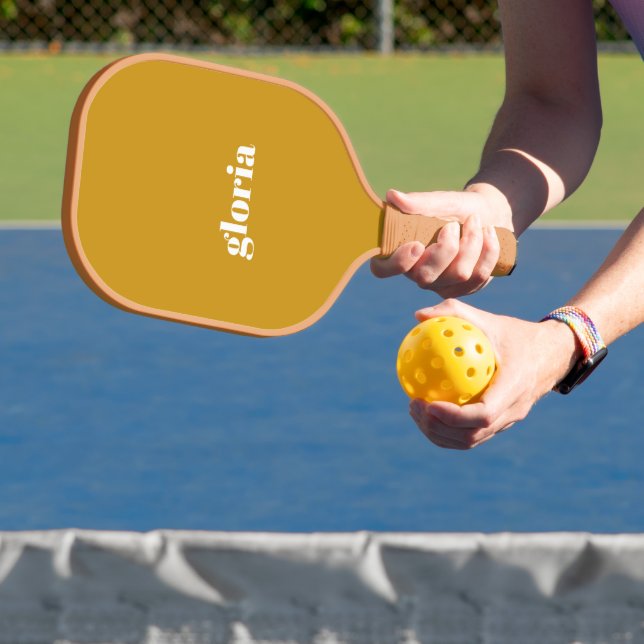 Raquette De Pickleball Nom personnalisé élégant de la moutarde jaune (Insitu)