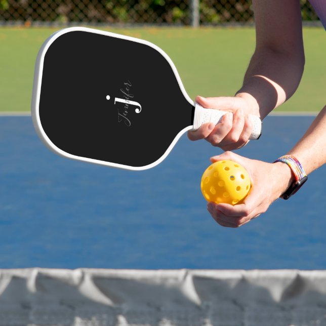 Raquette De Pickleball Nom personnalisé noir et blanc Monogramme Initiale (Insitu)