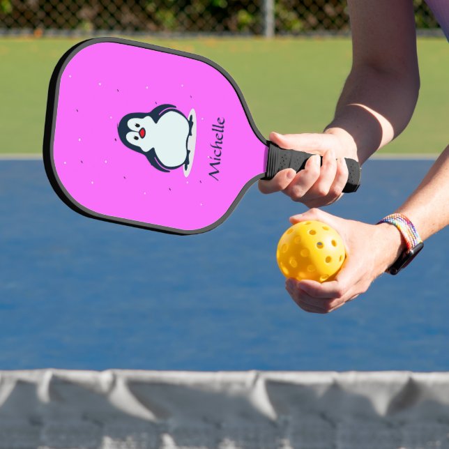 Raquette De Pickleball Nom personnalisé pingouin mignon sur rose (Insitu)