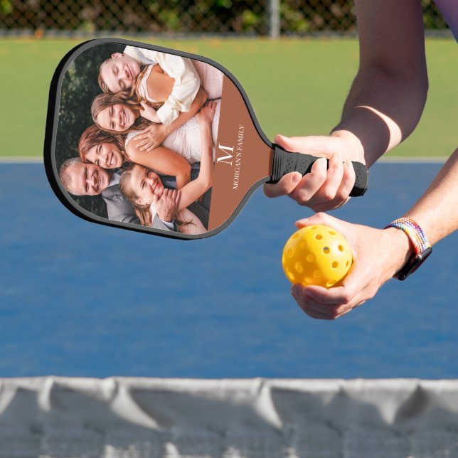 Raquette De Pickleball Photo Personnalisée Moderne Monogramme Nom Terraco (Insitu)
