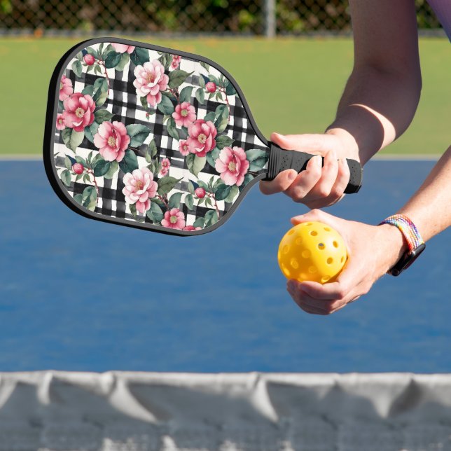 Raquette De Pickleball Plaqué noir et blanc avec Camellias rose feuillus (Insitu)