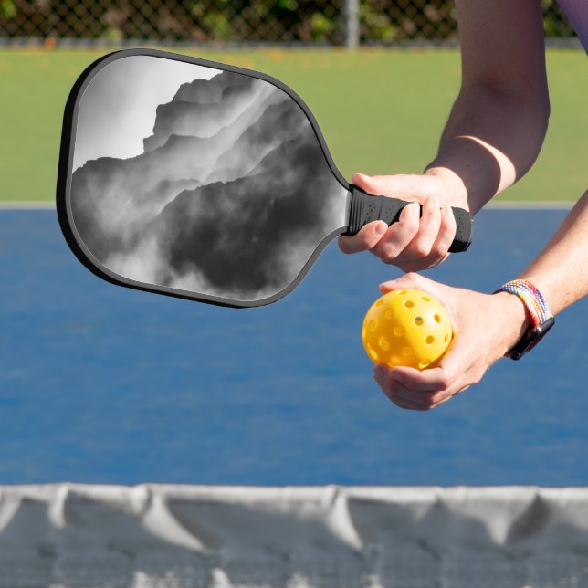 Raquette De Pickleball Poser sur les rochers (Insitu)