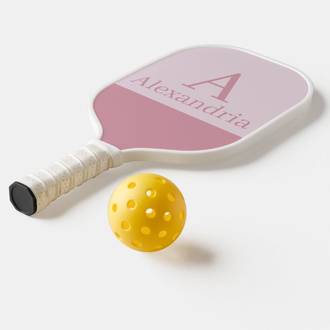 Raquette De Pickleball Poussière de rose Monogramme Initiale Nom Minimal (Mise en page 2)