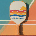 Raquette De Pickleball Retro Style Sunrise Pastel Rainbow nom de script<br><div class="desc">Elevez votre jeu de pickleball avec notre Retro Style Sunrise Pastel Rainbow Script Name Pickleball Paddle, une fusion d'esthétique vintage et de performance moderne. Réalisée avec précision et style, cette pagaie présente un design saisissant d'arc-en-ciel pastel au lever du soleil, orné d'un nom de script personnalisé. Conçue pour le style...</div>