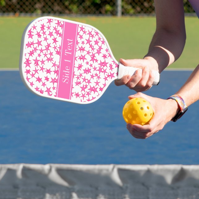 Raquette De Pickleball Rose Chaud 2 Étoiles Fond Blanc, Monogramme Nom Ro (Insitu)