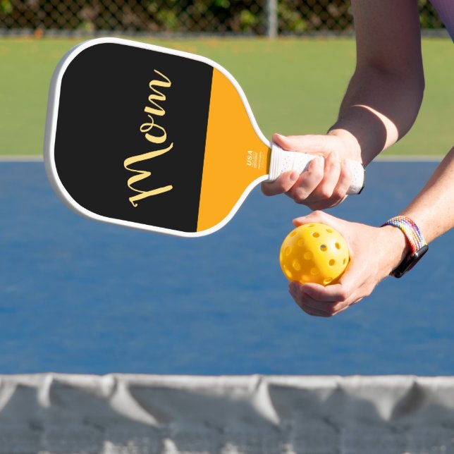 Raquette De Pickleball Script de trois quarts noir ciel jaune bleu "Maman (Insitu)