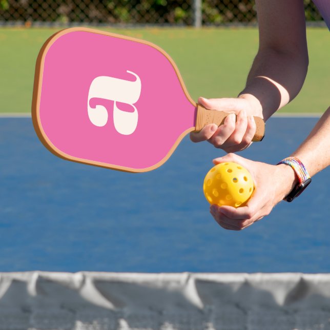 Raquette De Pickleball Simple Monogramme Initial En Gras Rétro Rose Chaud (Insitu)