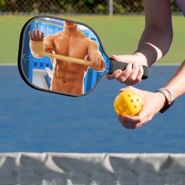 Raquette De Pickleball SlipperyJoe homme musclé abs vestiaire pièce carre (Insitu)