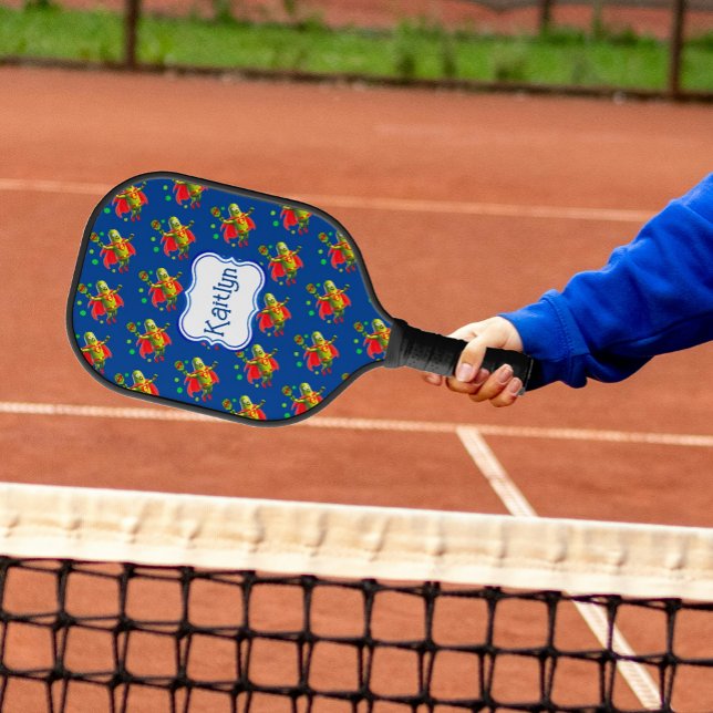 Raquette De Pickleball Super Pickleman drôle sur bleu Personnalisé (Fun Pickle People fly through the sky, their rackets close at hand!)