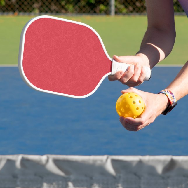 Raquette De Pickleball Surface texturée rouge avec un motif subtil en spi (Insitu)