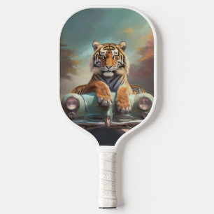 Raquette De Pickleball Tigre assis sur une voiture de sport