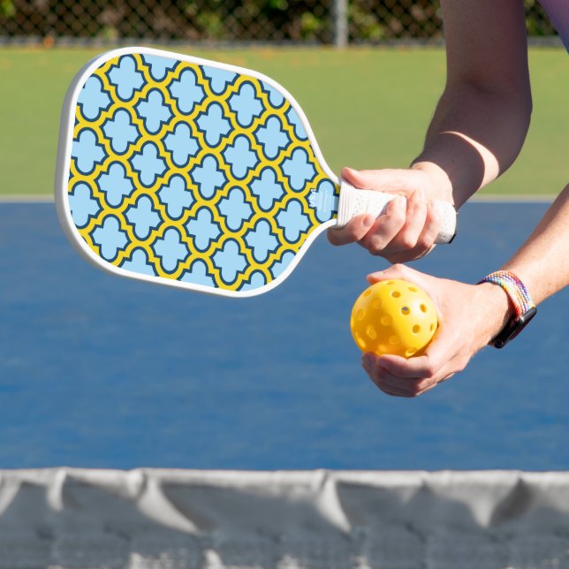 Raquette De Pickleball Trellis bleu et jaune, treillis, Quatrefoil (Insitu)