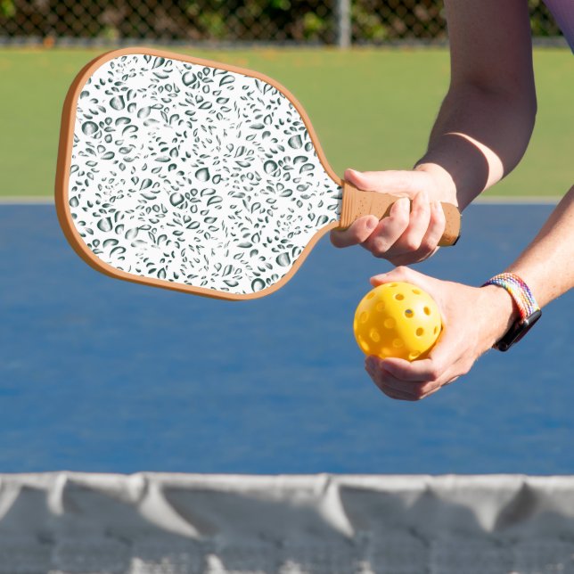 Raquette De Pickleball un arrière - plan blanc avec beaucoup d'eau (Insitu)