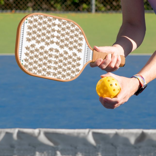 Raquette De Pickleball un arrière - plan blanc avec des fleurs marron (Insitu)