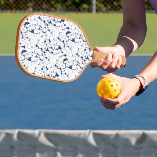 Raquette De Pickleball un arrière - plan blanc et bleu avec un motif (Insitu)