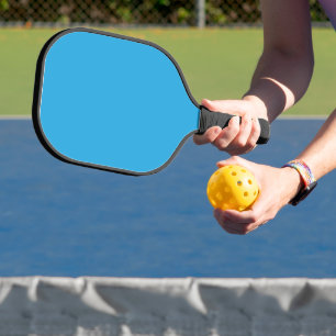 Raquette De Pickleball un arrière - plan bleu avec un chat noir et blanc