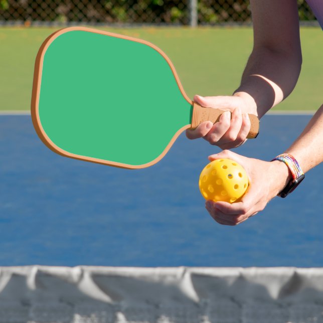 Raquette De Pickleball un arrière - plan vert avec une bordure blanche (Insitu)
