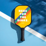 Raquette De Pickleball Vintage Stripes sur Golden Yellow Here for the Din<br><div class="desc">Ce motif rayé rétro et arrière - plan jaune doré a un texte drôle,  blanc,  qui dit "ici pour les dinks" avec le nom personnalisé texte ci-dessous pour faire de cette pagaie à boules de cornichons un cadeau amusant pour le fanboy ou fangirl à boules de cornichons.</div>