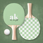 Raquette De Ping Pong À damiers Monogramme de signature rétro<br><div class="desc">Mettez à niveau votre jeu de ping-pong avec nos pagaies de ping-pong personnalisées, avec un monogramme rétro audacieux et un nom de script signature superposé sur l'avant, jumelé avec un imprimé damier assorti sur le dos. Conçues pour le style et la performance, ces pagaies offrent une excellente adhérence, un contrôle...</div>